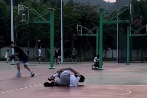 算谁的？小伙扣篮落地时踩到球场上的篮球，这得疼死吧！